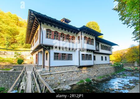 Altes traditionelles bulgarisches Haus im architektonischen Ethnographiekomplex Etar (Etara) in der Nähe der Stadt Gabrovo, Bulgarien. Stockfoto