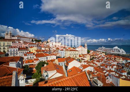 Blick auf Lissabon vom Aussichtspunkt Miradouro de Santa Luzia mit festsitzendem Kreuzfahrtschiff und sich bewegenden Wolken. Lissabon, Portugal Stockfoto