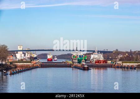 Sie verlassen die Holtenau-Schleuse am Kieler Kanal, nachdem sie die Nacht über in Norddeutschland verbracht haben. Stockfoto