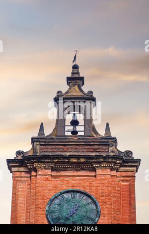 Bologna, Italien Biblioteca Comunale dell'Archiginnasio Uhrenturm gegen den Himmel. Stockfoto