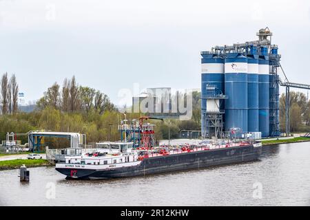 TANKSCHIFF DETTMER TANK140 bei Holcim (Deutschland) GmbH ein Baustofflager in Brunsbüttel, Deutschland Stockfoto