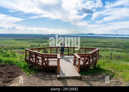 Beobachtungspunkte in Balatonlelle Ungarn mit einem Touristenpaar. Stockfoto