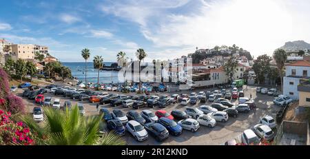 Madeira Island Portugal - 04 21 2023 Uhr: Panoramablick auf die Bucht Câmara do Lobos und den Hafen, ein kleines touristisches Fischerdorf, Hauptstraße gegenüber dem Meer Stockfoto