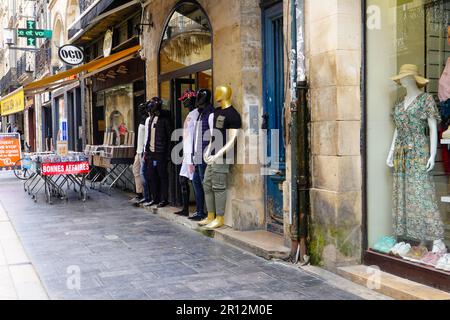 Schaufensterpuppen wurden vor einem Bekleidungsgeschäft in der Sainte Catherine Street arrangiert, einer Fußgängerzone im Herzen von Bordeaux, Frankreich. Stockfoto