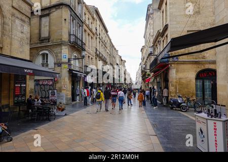 Leute gehen, shoppen, auf der Sainte Catherine Street, einer Fußgängerzone im Herzen von Bordeaux, Frankreich. Stockfoto
