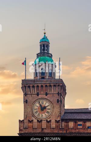 Bologna, Italien 14. Jahrhundert Palazzo d'Accursio Rathaus Uhrenturm. Stockfoto