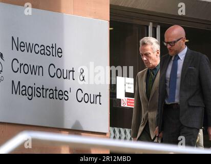 Schauspieler Stephen Tompkinson (links) verlässt Newcastle Crown Court, nachdem er für unschuldig befunden wurde, schwere Körperschäden zugefügt zu haben, indem er einen betrunkenen Mann geschlagen hat, der vor seinem Haus Lärm machte. Foto: Donnerstag, 11. Mai 2023. Stockfoto