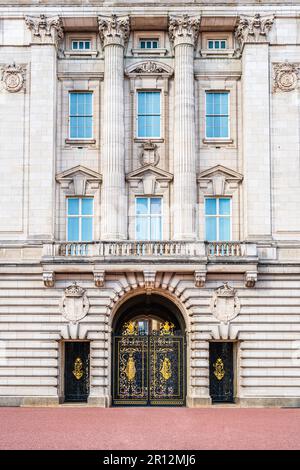 London, England, Großbritannien - 4. Mai 2023: Balkon des Buckingham Palace; Residenz des Königspalastes; Balkon, auf dem die königliche Familie bei offiziellen Veranstaltungen auftritt Stockfoto