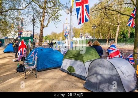 London, England, Großbritannien - 4. Mai 2023: Die Menschen campen auf der Straßenseite und warten auf König Charles die 3. Krönung am 6. 2023. Mai in der Mall in f Stockfoto