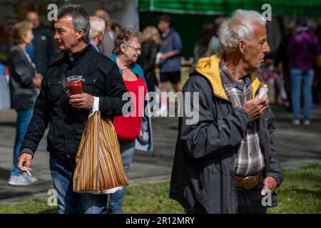 Ceske Budejovice, Tschechische Republik. 11. Mai 2023. Beginn der jährlichen Ausstellung 30. Hobby für Heimwerker und Gärtner, Beginn der ersten jährlichen Messe Czech Food Expo in Ceske Budejovice, Tschechische Republik, 11. Mai 2023. Der Verkäufer bietet viele Arten von Setzlingen, Samen, Bäumen, Büschen sowie Geräte für den Garten oder Haushaltsgegenstände an. Kredit: Vaclav Pancer/CTK Photo/Alamy Live News Stockfoto