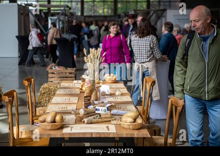 Ceske Budejovice, Tschechische Republik. 11. Mai 2023. Beginn der jährlichen Ausstellung 30. Hobby für Heimwerker und Gärtner, Beginn der ersten jährlichen Messe Czech Food Expo in Ceske Budejovice, Tschechische Republik, 11. Mai 2023. Der Verkäufer bietet viele Arten von Setzlingen, Samen, Bäumen, Büschen sowie Geräte für den Garten oder Haushaltsgegenstände an. Kredit: Vaclav Pancer/CTK Photo/Alamy Live News Stockfoto