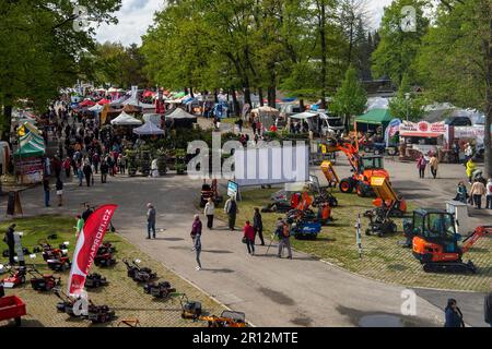 Ceske Budejovice, Tschechische Republik. 11. Mai 2023. Beginn der jährlichen Ausstellung 30. Hobby für Heimwerker und Gärtner, Beginn der ersten jährlichen Messe Czech Food Expo in Ceske Budejovice, Tschechische Republik, 11. Mai 2023. Der Verkäufer bietet viele Arten von Setzlingen, Samen, Bäumen, Büschen sowie Geräte für den Garten oder Haushaltsgegenstände an. Kredit: Vaclav Pancer/CTK Photo/Alamy Live News Stockfoto