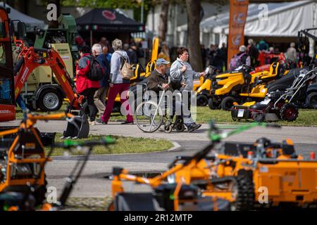 Ceske Budejovice, Tschechische Republik. 11. Mai 2023. Beginn der jährlichen Ausstellung 30. Hobby für Heimwerker und Gärtner, Beginn der ersten jährlichen Messe Czech Food Expo in Ceske Budejovice, Tschechische Republik, 11. Mai 2023. Der Verkäufer bietet viele Arten von Setzlingen, Samen, Bäumen, Büschen sowie Geräte für den Garten oder Haushaltsgegenstände an. Kredit: Vaclav Pancer/CTK Photo/Alamy Live News Stockfoto