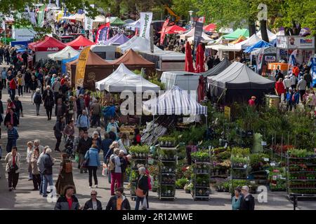 Ceske Budejovice, Tschechische Republik. 11. Mai 2023. Beginn der jährlichen Ausstellung 30. Hobby für Heimwerker und Gärtner, Beginn der ersten jährlichen Messe Czech Food Expo in Ceske Budejovice, Tschechische Republik, 11. Mai 2023. Der Verkäufer bietet viele Arten von Setzlingen, Samen, Bäumen, Büschen sowie Geräte für den Garten oder Haushaltsgegenstände an. Kredit: Vaclav Pancer/CTK Photo/Alamy Live News Stockfoto