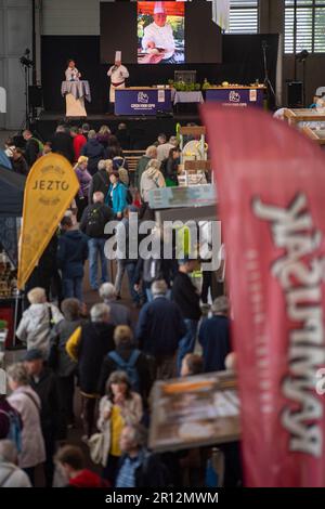 Ceske Budejovice, Tschechische Republik. 11. Mai 2023. Beginn der jährlichen Ausstellung 30. Hobby für Heimwerker und Gärtner, Beginn der ersten jährlichen Messe Czech Food Expo in Ceske Budejovice, Tschechische Republik, 11. Mai 2023. Der Verkäufer bietet viele Arten von Setzlingen, Samen, Bäumen, Büschen sowie Geräte für den Garten oder Haushaltsgegenstände an. Kredit: Vaclav Pancer/CTK Photo/Alamy Live News Stockfoto