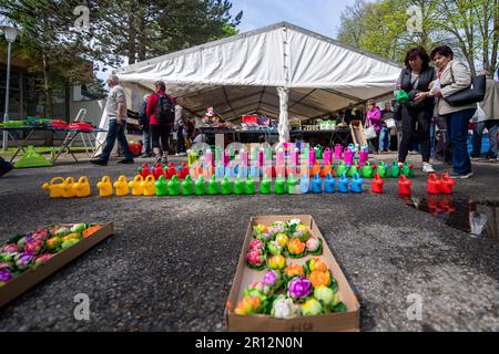 Ceske Budejovice, Tschechische Republik. 11. Mai 2023. Beginn der jährlichen Ausstellung 30. Hobby für Heimwerker und Gärtner, Beginn der ersten jährlichen Messe Czech Food Expo in Ceske Budejovice, Tschechische Republik, 11. Mai 2023. Der Verkäufer bietet viele Arten von Setzlingen, Samen, Bäumen, Büschen sowie Geräte für den Garten oder Haushaltsgegenstände an. Kredit: Vaclav Pancer/CTK Photo/Alamy Live News Stockfoto