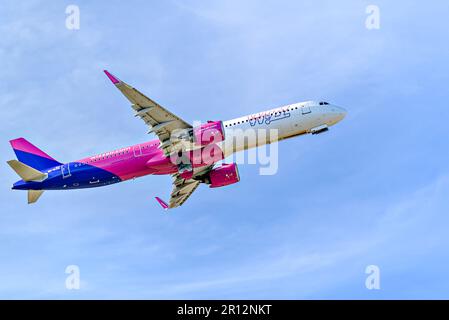 Barcelona, ​​Spain; 12. März 2023: Airbus A321 des Unternehmens Wizz Air Malta, startet vom Flughafen Josep Tarradellas Barcelona-El Prat Stockfoto