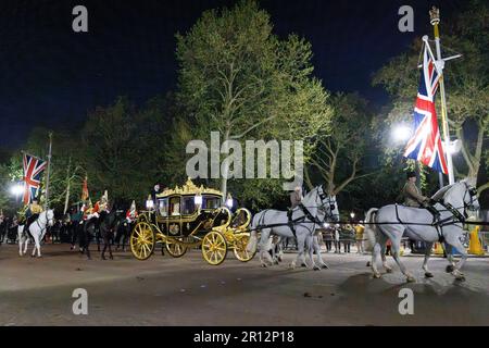 Die Generalprobe für den Krönungstag findet heute Morgen vom Buckingham Palace statt. Der State Coach fährt am Einkaufszentrum vorbei. Stockfoto