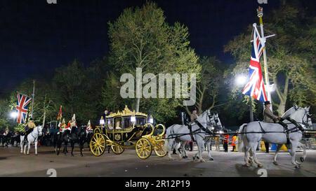 Die Generalprobe für den Krönungstag findet heute Morgen vom Buckingham Palace statt. Der State Coach fährt am Einkaufszentrum vorbei. Stockfoto