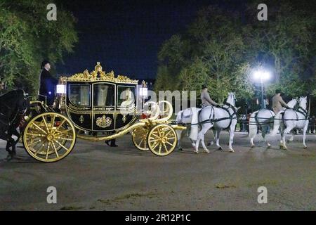 Die Generalprobe für den Krönungstag findet heute Morgen vom Buckingham Palace statt. Der State Coach fährt am Einkaufszentrum vorbei. Stockfoto