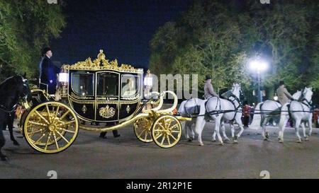 Die Generalprobe für den Krönungstag findet heute Morgen vom Buckingham Palace statt. Der State Coach fährt am Einkaufszentrum vorbei. Stockfoto