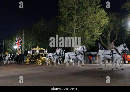 Die Generalprobe für den Krönungstag findet heute Morgen vom Buckingham Palace statt. Der State Coach fährt am Einkaufszentrum vorbei. Stockfoto