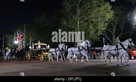 Die Generalprobe für den Krönungstag findet heute Morgen vom Buckingham Palace statt. Der State Coach fährt am Einkaufszentrum vorbei. Stockfoto