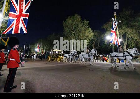 Die Generalprobe für den Krönungstag findet heute Morgen vom Buckingham Palace statt. Der State Coach fährt am Einkaufszentrum vorbei. Stockfoto