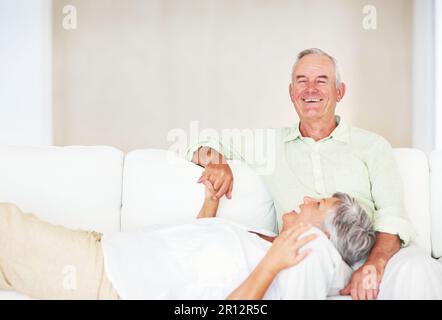 Reifes Paar, das sich amüsiert. Porträt eines erwachsenen Paares, das zu Hause eine glückliche Zeit zusammen hat. Stockfoto