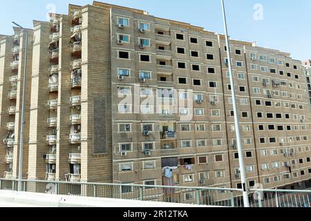 Hässliche, nicht wunderschöne Apartmenthäuser in Kairo. Bau eines neuen modernen Wohngebäudes in Hurghada, Ägypten. Schlechte Architektur, defekt Stockfoto