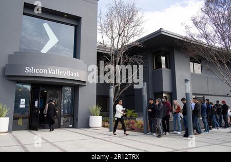 Peking, USA. 13. März 2023. Vor dem Hauptsitz der Silicon Valley Bank (SVB) in Santa Clara, Kalifornien, USA, stehen am 13. März 2023 Schlangen. Kredit: Li Jianguo/Xinhua/Alamy Live News Stockfoto