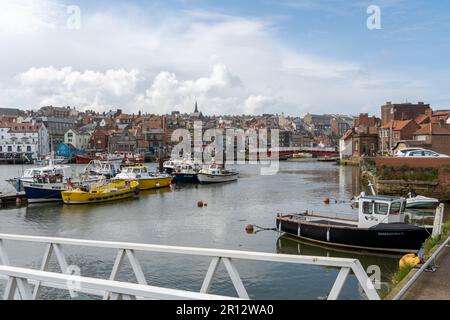 Boote im Hafen der hübschen Küstenstadt Whitby, Großbritannien, beliebt bei Touristen. Stockfoto