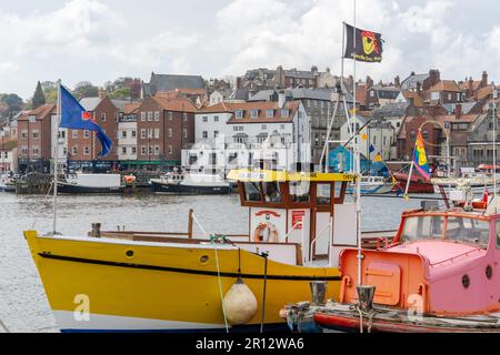 Boote im Hafen der hübschen Küstenstadt Whitby, Großbritannien, beliebt bei Touristen. Stockfoto