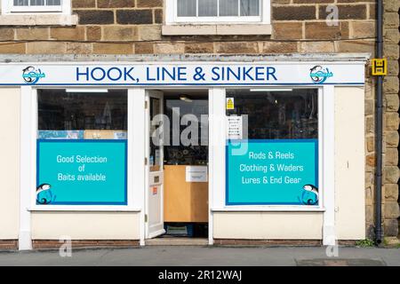 Der Angelladen „Hook, Line and Sinker“ am Hafen in der Stadt Whitby, North Yorkshire, Großbritannien. Stockfoto