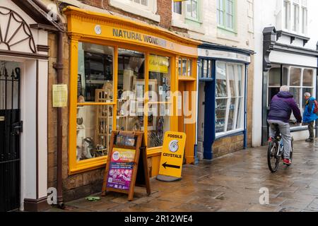 Der Fossil- und Kristallladen „Natural Wonders“ in der Grape Lane in der Stadt Whitby, North Yorkshire, Großbritannien. Stockfoto