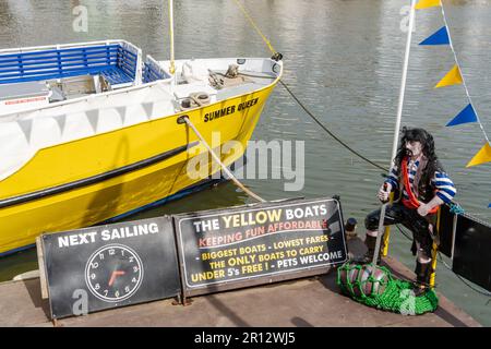 Das gelbe Touristenboot „Summer Queen“ im Hafen von Whitby, North Yorkshire, Großbritannien, wartet auf Passagiere. Stockfoto