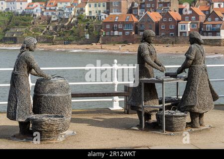 Herring Girls Wire Statue von Emma Stothard, Teil des historischen Skulpturenpfads in der Stadt Whitby, North Yorkshire, Großbritannien. Stockfoto