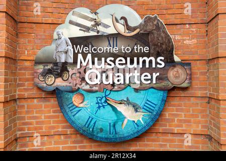 Schild mit der Aufschrift „Welcome to the Museums Quarter“ in der Stadt Kingston upon Hull, Großbritannien Stockfoto