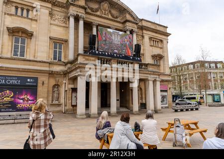 Kingston upon Hull, Großbritannien. Mai 6. 2023. Leute, die die Sendung der Krönung von König Karl III. Auf dem Stadtplatz sehen. Stockfoto