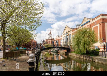 River Witham neben dem Waterside Shopping Centre in Lincoln, Großbritannien, mit der Skulptur Empowerment. Stockfoto