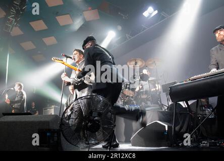 Terry Hall und Neville Staple von The Specials AKA bei einem Konzert im berühmten Barrowland Ballroom in Glasgow, Schottland im Jahr 2013 Stockfoto