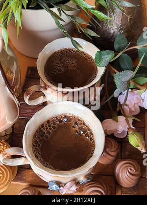 Zwei Tassen Kaffee mit Sesamkeksen Stockfoto