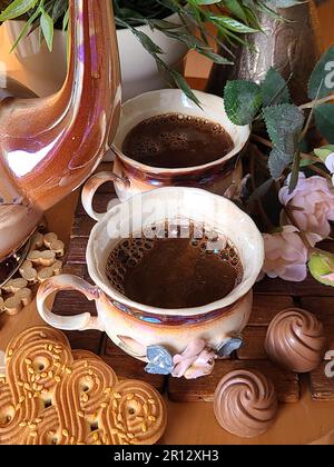 Zwei Tassen Kaffee mit Sesamkeksen Stockfoto