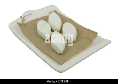 Herstellung hausgemachter Kartoffelpasteten, isoliert auf weißem Hintergrund. Bereit zum Kochen. Gefrorene Schnitzel isoliert. Stockfoto