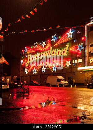 Das berühmte Neonschild bei Nacht spiegelt sich in den Pfützen im Barrowlands Ballroom in Glasgow, Schottland, wider Stockfoto