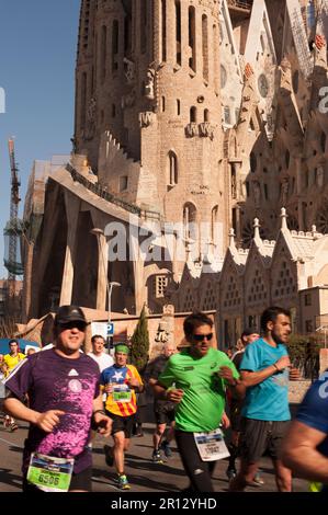 Menschen, die den Barcelona Marathon an einem heißen, sonnigen Tag in Spanien auf den Straßen der Stadt laufen Stockfoto