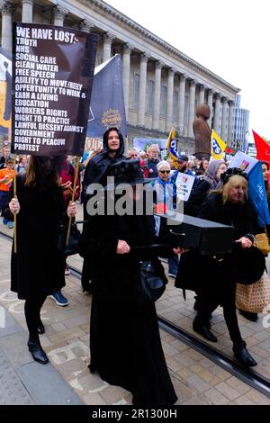 Victoria Square, Birmingham. 2. Okt. 2022. Großbritannien ist gebrochen / genug ist genug Protest bei der Konservativen Partei Konf. Credit Mark Lear/Alamy Live News Stockfoto