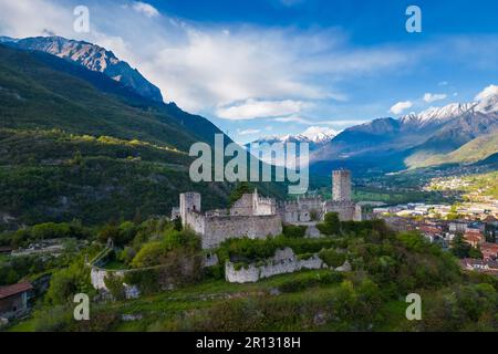 Luftaufnahme der antiken Ruinen der Burg von Breno. Provinz Brescia, Valcamonica-Tal, Lombardei, Italien, Europa. Stockfoto