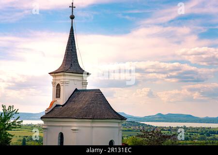 Saint Donat Kapelle in Balatonlelle am kleinen Berg Kishegy neben dem Balaton mit einer schönen Aussicht. Stockfoto