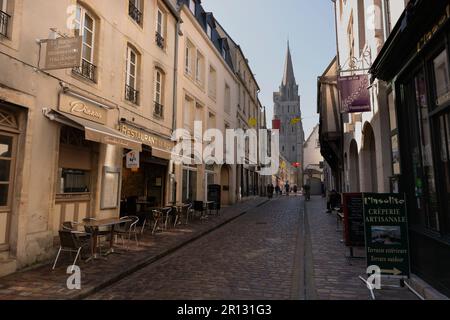 Stadtzentrum und Glockenturm der Kathedrale Notre-Dame de Bayeux. Bayeux, Kommune im Calvados-Departement. Die Normandie. Frankreich Stockfoto